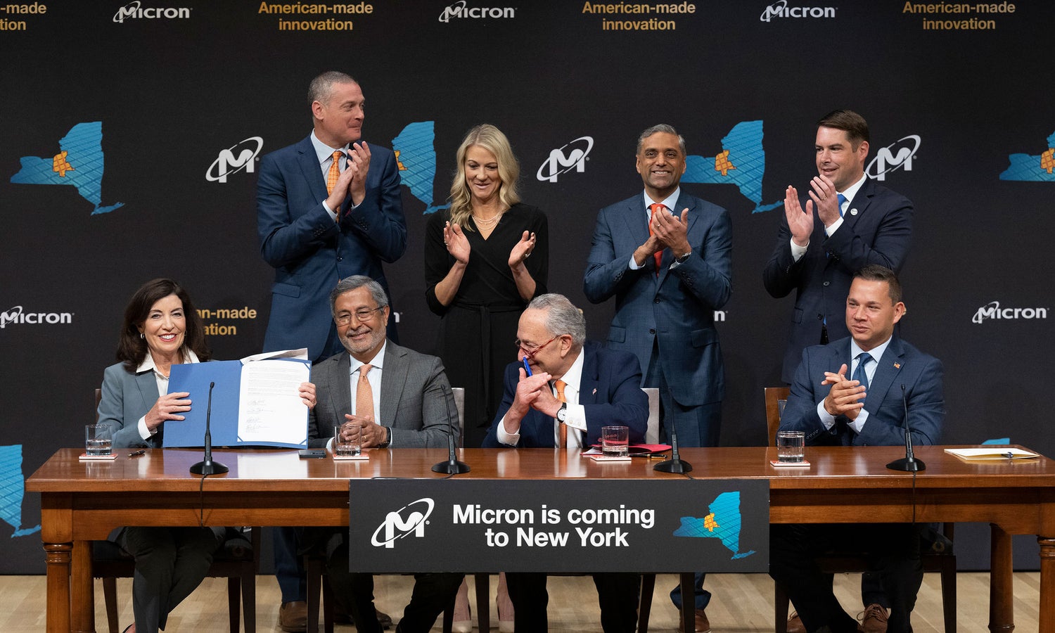 Photo 03 from the New York signing event